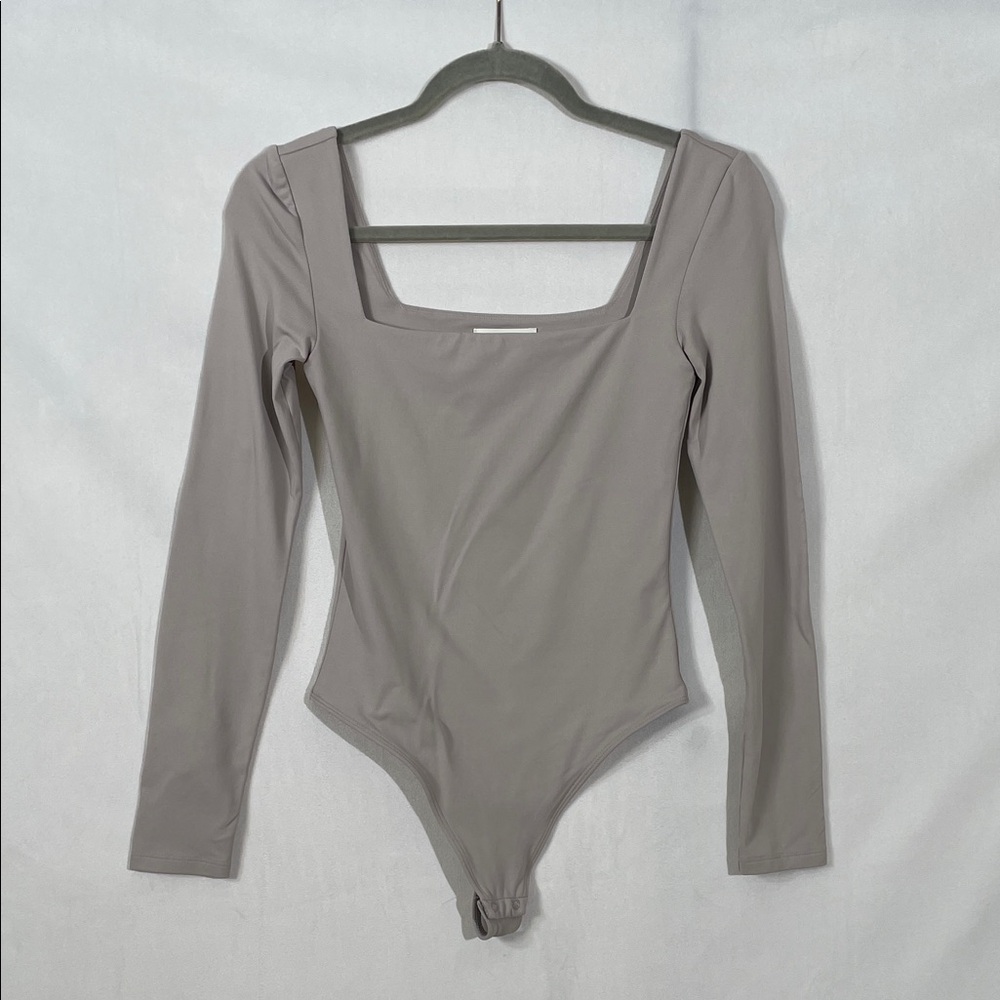 Aritzia Babaton Bodysuit Size S Long Sleeve Square Neck Light Gray EUC